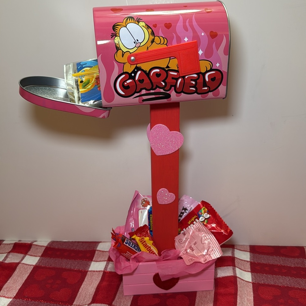 GARDFIELDS VALENTINES DAY MAILBOX